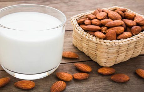 7 תופעות לוואי חמורות של חלב שקדים ומי נמצא בסיכון