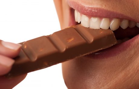 מחקרים מגלים: לאנשים שאוכלים שוקולד מריר באופן יומי יש סיכון נמוך יותר למחלות לב ושבץ