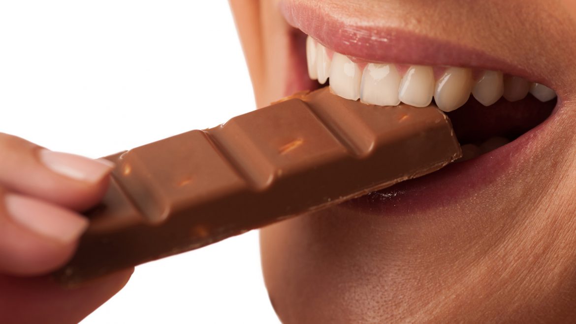 מחקרים מגלים: לאנשים שאוכלים שוקולד מריר באופן יומי יש סיכון נמוך יותר למחלות לב ושבץ